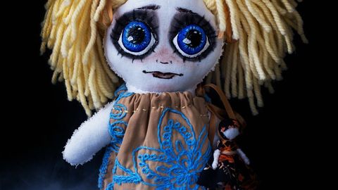 Мамочки! Ведьма Мэрилин Керро продает эстонским детям кукол вуду по 150 евро!